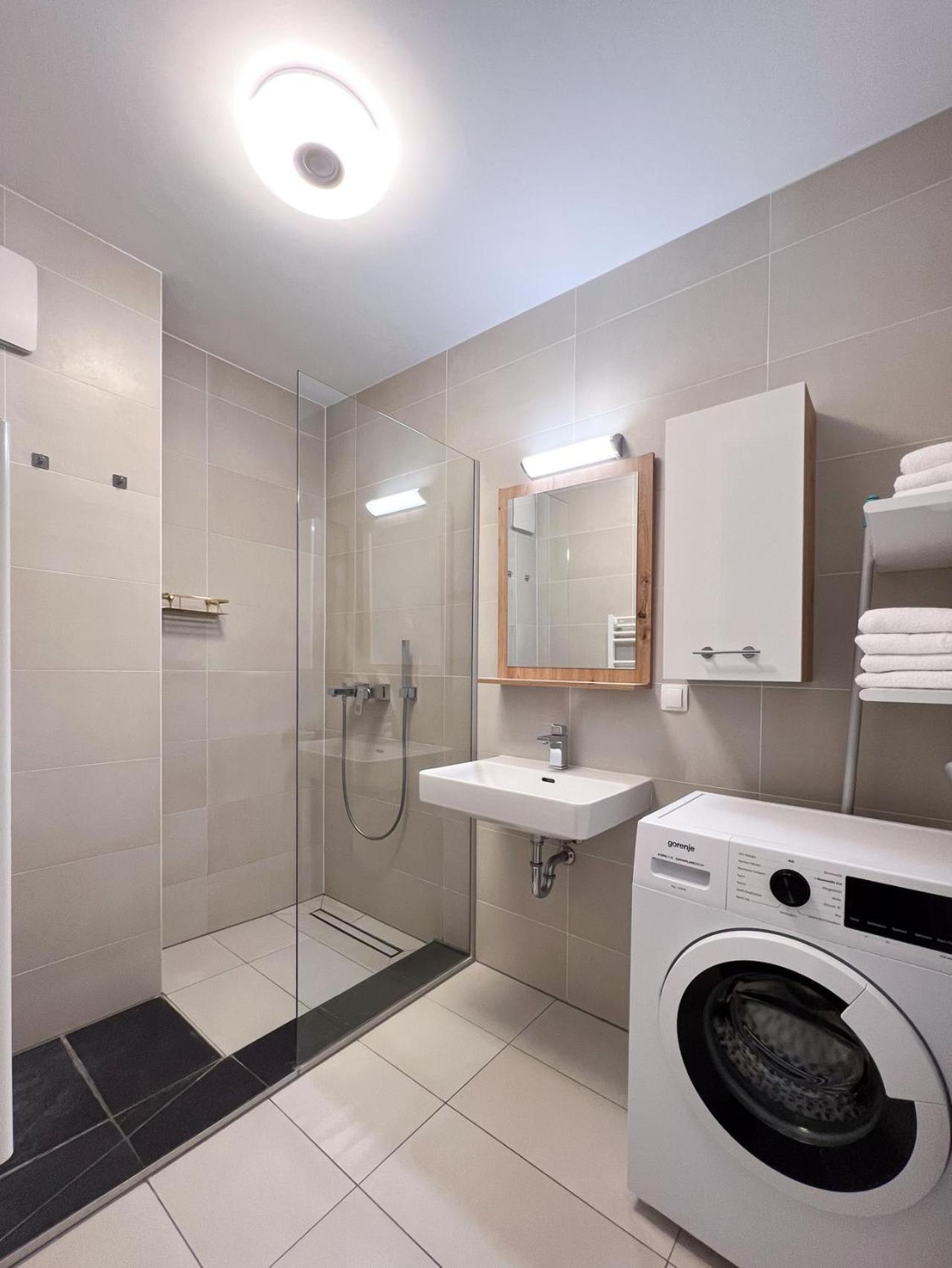 Modern Apartment W/ Cozy Balcony Near City Center Wina Bagian luar foto