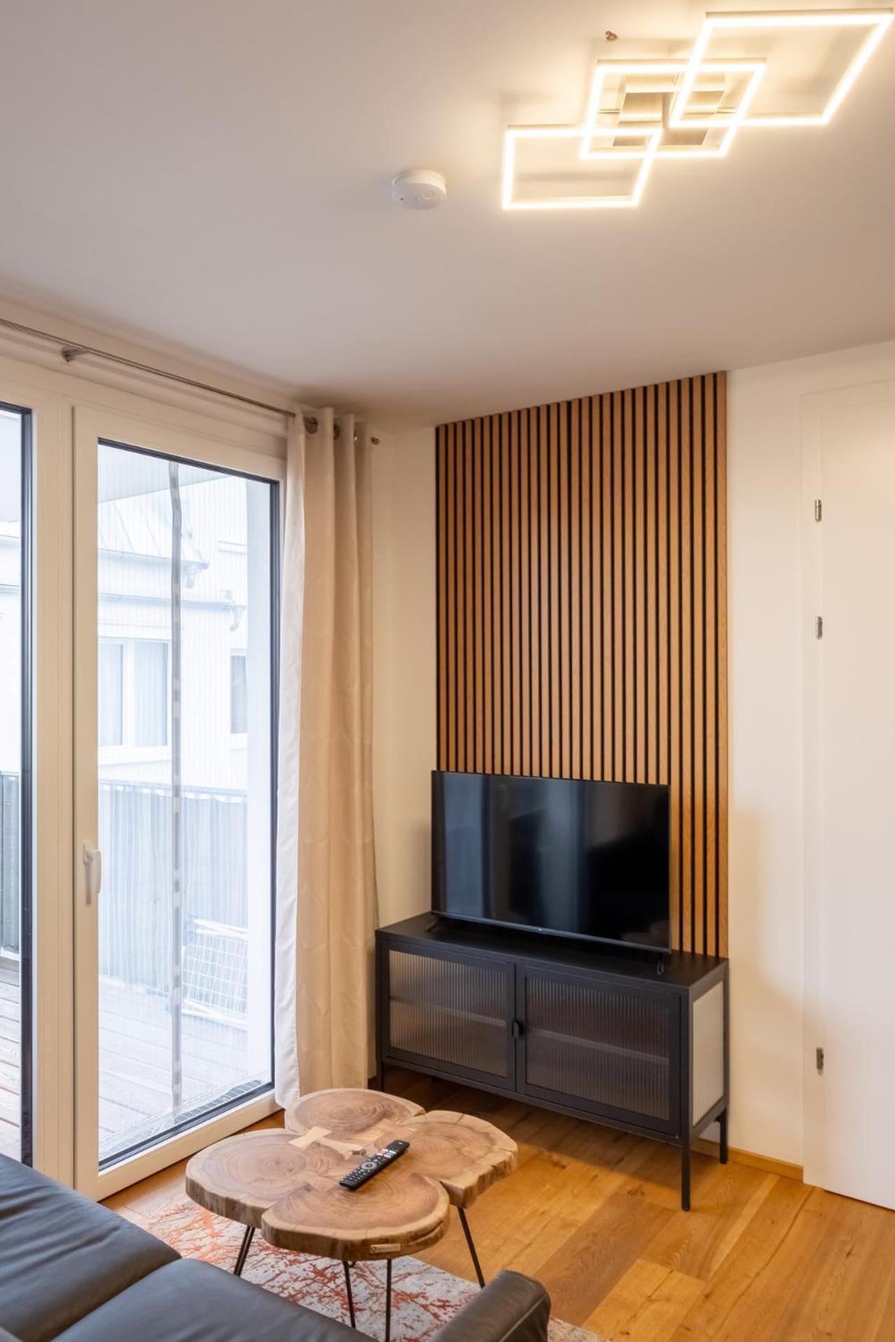 Modern Apartment W/ Cozy Balcony Near City Center Wina Bagian luar foto